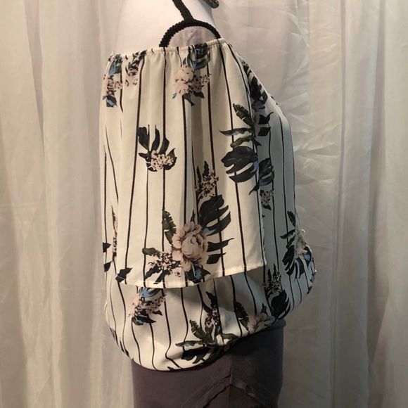 Daytrip Light Cold Shoulder Option Flowered Top - Picture 3 of 8